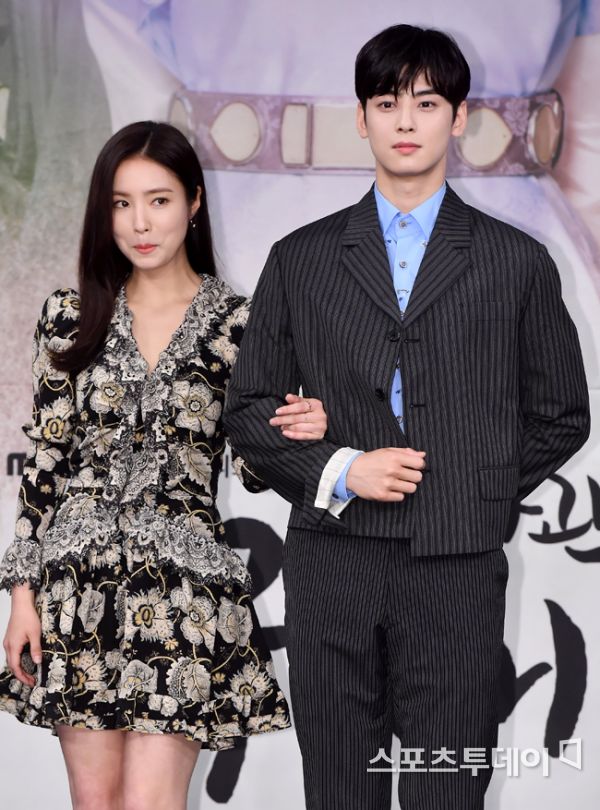 Na Hae-ryung, Shin Se-kyung said of his breathing with Jung Eun-woo.On the 17th, MBCs new tree drama Na Hae-ryung (playwright Kim Ho-soo and director Kang Il-soo) was presented at the MBC Golden Mouse Hall in Sangam, Mapo District, Seoul.Actor Shin Se-kyung Cha Jung Eun-woo Park Ki-woong Lee Ji-hoon Park Ji-hyun attended the meeting and talked variously.On this day, Shin Se-kyung said, I have already heard a lot of stories because my close friend took a previous film with Jung Eun-woo about his feelings of meeting with Jung Eun-woo.I was able to put my mind down externally, it is more comfortable to put it down, he laughed.Shin Se-kyung said, There are many other things that you can see through our drama besides Chemie.I am planting a lot of time to match the character with Jung Eun-woo.Na Hae-ryung will be broadcasted at 8:55 pm on the evening of the day.