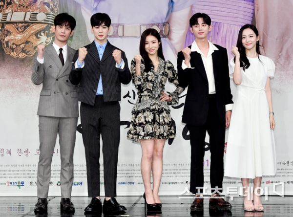 Na Hae-ryung, a new employee, put the main female characters, Jung Eun-woo and Shin Se-kyungs Visual Chemie on the front.With actors confident of more than visual characters Chemie, can the new employee Na Hae-ryung win the Wednesday-Thursday Evening drama competition?On the 17th, MBCs new Wednesday-Thursday evening drama Na Hae-ryung (playwright Kim Ho-soo and director Kang Il-soo) production presentation was held at MBC Golden Mouse Hall in Mapo District, Seoul, Seoul.Actor Shin Se-kyung Cha Jung Eun-woo Park Ki-woong Lee Ji-hoon and Park Ji-hyun attended the meeting.The new cadet, Na Hae-ryung, is the first problematic Ada Lovelace () of Joseon and the full-length romance of the anti-war Mother Solo Prince Irim (Jung Eun-woo).What if the Ada Lovelace system was settled in the Korean under Japanese rule?Na Hae-ryung, a new employee who starts with a rugged family, draws the story of Na Hae-ryung, a subjective woman who chose the path of Ada Lovelace for herself, leaving behind the guaranteed future.Kang Il-soo PD, who directed the production, said, The first plan is to Depart from the record of the middle class. In the 14th year of the middle class, a servant proposes Ada Lovelace to the middle class.I refuse the Ada Lovelace proposal on the pretext that women do not know what to write.I thought it would be fun if the Ada Lovelace system was actually implemented, and this was the beginning of the 100th century of the Korean under Japanese rule, he said. I thought that if young people opened their eyes to Western civilization and actively lived their lives at this time,Na Hae-ryung, the main character of the new employee, is a 26-year-old from a rare Qing Dynasty study abroad, and belongs to an old maiden by that time.Na Hae-ryung, a female officer who was treated as a freak, is a subjective woman who confronts the master who claims the old truth that men and women are unusual and there is a place in their identity in theology.Shin Se-kyung said, I do not choose the main female character deliberately. However, unfortunately, all of the female characters in the script that I recently read interestingly were independent female characters. I have tried to think freely about Korean under Japan rule women, although I have tried externally and physically to prepare for this work, he said. I think I was worried about acting out of my stereotypes.When asked why he cast Shin Se-kyung, Kang Il-soo PD said, I have been thinking about it from the beginning, but I can not imagine any other actor while shooting. Na Hae-ryung and Shin Se-kyung think it is one person.I understand the character of Na Hae-ryung and express it well with acting. In addition, Na Hae-ryung has attracted attention as the first and first drama of Face Genius Jung Eun-woo.With his acting skills, Shin Se-kyung and Jung Eun-woos visual breathing are highly anticipated.There is no more burden to be the first terrestrial star, said Jung Eun-woo.It is the same that we have to digest the character responsibly, he said. There are trembling and nervous things, but I feel like I get a lot of advice from the bishop and actors, and I feel like I grow and learn one by one.He said, I am shooting with a mind to repay my interest in a better way than having a burden. I will show you how I and Irim grow through the drama.Shin Se-kyung said, My close friend Lim Soo-hyang took a picture with Jung Eun-woo and heard a lot of appearances. I have been very greedy outside.Through the drama, you can see various things other than Chemie, he added. We are planting it to match the sum as a character, not an appearance.On this day, Na Hae-ryung is on the Departure line with SBS Doctor Monk and KBS2 Justice.The terrestrial Wednesday-Thursday evening drama will be broadcast on the same day, and the expectation of viewers is also rising.Park Ki-woong said, I have a lot of friends with me in Doctor Monk and Justice, and there are a lot of seniors I admire. However, Na Hae-ryung said.He expressed his confidence that our drama is the only historical drama, and the color of the work itself is bright and the story we want to do through the drama is clear, so we will take this audience rating.Na Hae-ryung will be broadcasted at 8:55 pm on the evening of the day.