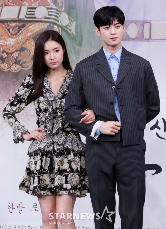 Group Astro Cha Jung Eun-woo and actor Shin Se-kyung expressed their feelings they met at the new officer Na Hae-ryung.On the afternoon of the 17th, MBC drama Na Hae-ryung (playplayed by Kim Ho-soo, directed by Kang Il-soo and Han Hyun-hee, produced by Green Snake Media) was presented at the Golden Mouse Hall of MBCs new building in Sangam-dong, Mapo-gu, Seoul.On this day, Jung Eun-woo said, I was so good at breathing with my sister, and my sister was very careful and learned a lot.I thought it was a good idea to play the role of Na Hae-ryung. Im shooting so much fun.Shin Se-kyung said, I can see a variety of things besides the external sum, about meeting with Jung Eun-woo, a face genius.I am planting it to show the character well, he said. I thought it was a friend who could clean up the part that could be typical in the historical drama. Na Hae-ryung, the new employee, is the first problematic woman () in Joseon, and the annals of the Phil full romance by Prince Irim, Na Hae-ryung and the anti-war mother Solo.It will be broadcast first at 8:55 p.m. on the 17th.