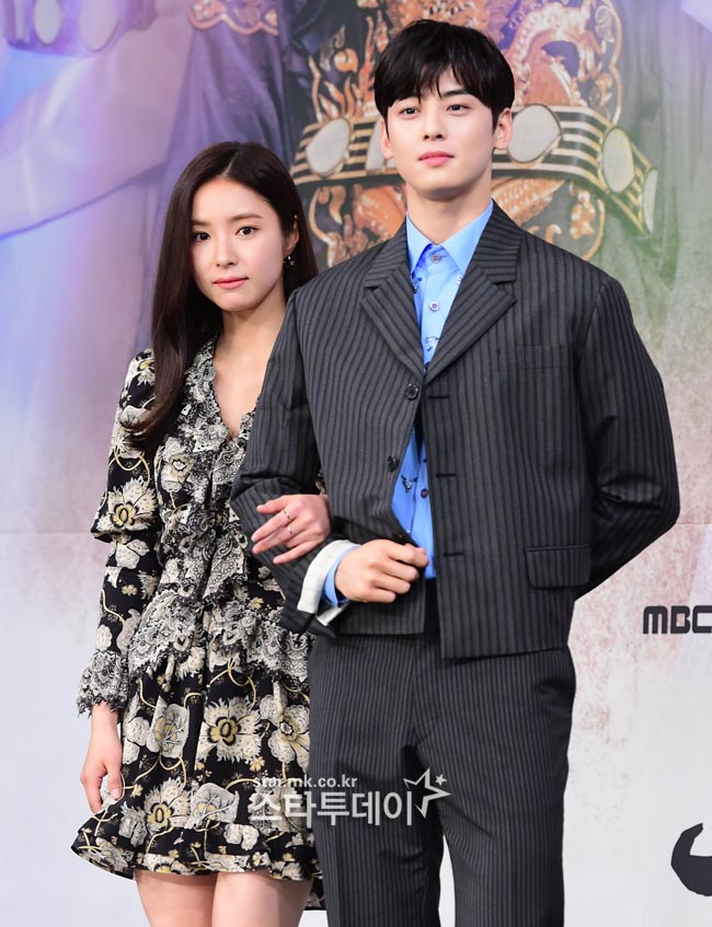 Actors Jung Eun-woo and Shin Se-kyung are attending the production presentation of MBC tree mini series New Entrepreneur Koo Hae-ryong held at MBC in Sangam-dong on the afternoon of the 17th.