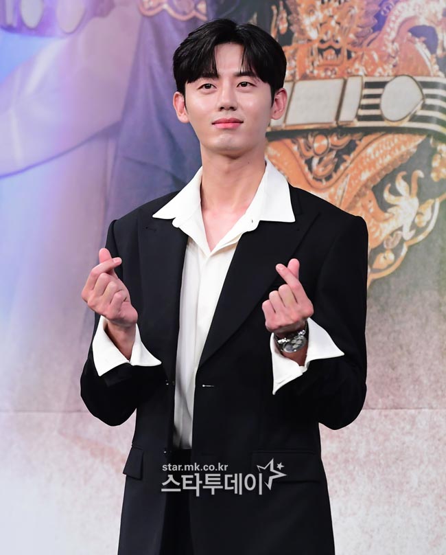 Actor Lee Ji-hoon admired Cha Eun-woos appearance.On the afternoon of the 17th, MBC building in Sangam-dong, Seoul, a production presentation of the new tree drama New Entrepreneur Rookie Historian Goo Hae-ryung was held.Shin Se-kyung, Cha Eun-woo, Park Ki-woong, Lee Ji-hoon and Park Ji-hyun attended the scene.Lee Ji-hoon said, I was impressed at first, referring to Cha Eun-woo, nicknamed face genius.I do not feel the competition, such as being better-looking, and my parents said that it is okay to say that I am the best-looking.Park Ki-woong praised Lee Ji-hoon for saying, You are good-looking.I feel good, said Cha Eun-woo, a face genius who exudes everyones admiration. Each person has personality and color.(I think that some people do not think that (they are handsome) he said.Meanwhile, New cadet Rookie Historian Goo Hae-ryung is the first problematic first lady of Joseon () Rookie Historian Goo Hae-ryung (Shin Se-kyung) and the reverse mother Solo Prince Philip, Duke of Edinburgh Yirim (Cha Eun-woo) Romance annals.Prince Philip, Duke of Edinburgh, and Daewon Daegun Lee Lim, who record a moment, will meet with Rookie Historian Goo Hae-ryung, a cadet officer who records every moment.It will be broadcast for the first time today (17th) at 8:55 p.m.
