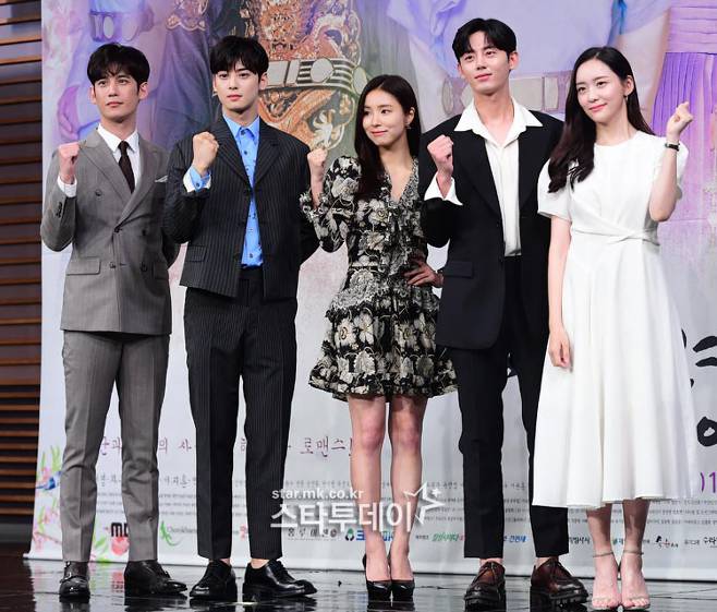 Na Hae-ryung, a new employee, revealed his aspirations for the first place in the drama.The MBC new drama Na Hae-ryung (played by Kim Ho-soo, directed by Kang Il-soo Han Hyun-hee) was held at the MBC building in Sangam-dong, Seoul.The new scribe, Na Hae-ryung, is a romance annals of the first problematic Ada Lovelace (, female cadet) of Joseon and the anti-war Motaesolo Prince Irim (Jung Eun-woo).It is a fiction based on the curiosity of What if there was Ada Lovelace (female officer) in the 19th century Joseon?Based on the proposal of the comrade Kim An-guk to have Ada Lovelace in the middle of the book, he draws a new Joseon that would have been drawn if he had used a female officer to record both the kings actions and words.Kim Ho-soo and Kang Il-soo PD of The Perjury of Solomon have reunited.Shin Se-kyung as Na Hae-ryung, who became Ada Lovelace, and Jung Eun-woo as Prince Lee Rim play visual couples.Actors such as Park Ki-woong, Lee Ji-hoon, Park Ji-hyun, Kim Ji-jin, Kim Min-sang, Choi Duk-moon and Sung Ji-ru added.At the production presentation, Kang Il-soo PD introduced Na Hae-ryung as the story of four women, including Na Hae-ryung, who passed through the past in the early 19th century.The Korean society could not see the past, nor could it come to office.The opportunity comes with the efforts of one wise prince, he said. It started with the story in the middle of the annals.Na Hae-ryung, who became the first Ada Lovelace in Korea, is a proud woman who is a foreign student from the Qing Dynasty and goes to the wedding ceremony Dash Ada Lovelace, which was set by the family.Shin Se-kyung, who plays the role of Koo Na Hae-ryung, said, I do a lot of main female characters.Asked if Na Hae-ryung, a new employee, did Choices in that sense, he said, It is hard to say that I did Choices on purpose.It is not easy to Choice the work with just one thing, I do Choices in combination. It seems that there is a common point that the female characters of the scripts that I read interestingly and read interestingly are independent characters.I tried to think freely because I had to draw a different aspect from the women I knew in the Joseon Dynasty. This is the first terrestrial feature and the first historical drama, and Jung Eun-woo said, I was worried and nervous.I feel like I have grown up one by one because I have prepared for a long time with my bishop and have a lot of advice from my seniors. Today, this production presentation was very nervous and nervous, but it seems to be more comfortable because I face it. Cha Jung Eun-woo said of Shin Se-kyung and breathing, It fits so well with my sister, Im learning a lot.I think Im just about to hit the role of Na Hae-ryung every time. Im doing a good job.Shin Se-kyung also praised Jung Eun-woo, who said, I think it goes well with Carrick.I thought it was such a friend who could clean up the typical points that I felt would be the result of other historical dramas. He praised the unusual historical drama performance of Jung Eun-woo.Shin Se-kyung, about the tea Jung Eun-woo, nicknamed face genius, said, My close friend took the previous work.It is more comfortable to not want to be wanted. There are many other things you can see in the drama than the external sum.I am planting it to match the characters, he laughed and laughed.The praise for Jung Eun-woo continued by Lee Ji-hoon, who said he was instantly impressed and doesnt feel the competition, such as having to be better-looking.My parents told me that I was the most handsome, so its okay. Jung Eun-woo, a face genius who gives everyone an admiration like this, said, I feel good, but each person has personality and color.I think there are some people who do not think that (they are handsome) .On the 17th, three terrestrial broadcasters such as Justice, New Entrepreneur Na Hae-ryung and Mr. Period will release new dramas and OCN will make new dramas.In the meantime, the members of the Na Hae-ryung group showed confidence.Park Ki-woong said, There is a beloved Bong Tae-gyu and Park Jin-hee sister on this side (SBS Doctor Detective) and Son Hyun-joo on the other side (KBS2 Justice).The broadcasting time is different and the color of the work itself seems to be different. I do not know exactly what their works are, but our work is the only historical drama and the color is brighter, he said. There is also a message that the work conveys.My brothers and seniors will take this audience rating. In addition to Shin Se-kyung and Jung Eun-woo, Park Ki-woong and Lee Ji-hoon will show their visuals and fresh romance. It is noteworthy that Na Hae-ryung will start at No. 1 in the drama after the previous work Spring Night.Na Hae-ryung, the new officer, will be broadcast at 8:55 p.m. on Thursday, and will be released worldwide via Netflix.