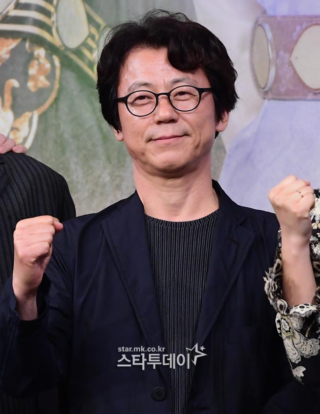 Na Hae-ryung, a new employee, revealed his aspirations for the first place in the drama.The MBC new drama Na Hae-ryung (played by Kim Ho-soo, directed by Kang Il-soo Han Hyun-hee) was held at the MBC building in Sangam-dong, Seoul.The new scribe, Na Hae-ryung, is a romance annals of the first problematic Ada Lovelace (, female cadet) of Joseon and the anti-war Motaesolo Prince Irim (Jung Eun-woo).It is a fiction based on the curiosity of What if there was Ada Lovelace (female officer) in the 19th century Joseon?Based on the proposal of the comrade Kim An-guk to have Ada Lovelace in the middle of the book, he draws a new Joseon that would have been drawn if he had used a female officer to record both the kings actions and words.Kim Ho-soo and Kang Il-soo PD of The Perjury of Solomon have reunited.Shin Se-kyung as Na Hae-ryung, who became Ada Lovelace, and Jung Eun-woo as Prince Lee Rim play visual couples.Actors such as Park Ki-woong, Lee Ji-hoon, Park Ji-hyun, Kim Ji-jin, Kim Min-sang, Choi Duk-moon and Sung Ji-ru added.At the production presentation, Kang Il-soo PD introduced Na Hae-ryung as the story of four women, including Na Hae-ryung, who passed through the past in the early 19th century.The Korean society could not see the past, nor could it come to office.The opportunity comes with the efforts of one wise prince, he said. It started with the story in the middle of the annals.Na Hae-ryung, who became the first Ada Lovelace in Korea, is a proud woman who is a foreign student from the Qing Dynasty and goes to the wedding ceremony Dash Ada Lovelace, which was set by the family.Shin Se-kyung, who plays the role of Koo Na Hae-ryung, said, I do a lot of main female characters.Asked if Na Hae-ryung, a new employee, did Choices in that sense, he said, It is hard to say that I did Choices on purpose.It is not easy to Choice the work with just one thing, I do Choices in combination. It seems that there is a common point that the female characters of the scripts that I read interestingly and read interestingly are independent characters.I tried to think freely because I had to draw a different aspect from the women I knew in the Joseon Dynasty. This is the first terrestrial feature and the first historical drama, and Jung Eun-woo said, I was worried and nervous.I feel like I have grown up one by one because I have prepared for a long time with my bishop and have a lot of advice from my seniors. Today, this production presentation was very nervous and nervous, but it seems to be more comfortable because I face it. Cha Jung Eun-woo said of Shin Se-kyung and breathing, It fits so well with my sister, Im learning a lot.I think Im just about to hit the role of Na Hae-ryung every time. Im doing a good job.Shin Se-kyung also praised Jung Eun-woo, who said, I think it goes well with Carrick.I thought it was such a friend who could clean up the typical points that I felt would be the result of other historical dramas. He praised the unusual historical drama performance of Jung Eun-woo.Shin Se-kyung, about the tea Jung Eun-woo, nicknamed face genius, said, My close friend took the previous work.It is more comfortable to not want to be wanted. There are many other things you can see in the drama than the external sum.I am planting it to match the characters, he laughed and laughed.The praise for Jung Eun-woo continued by Lee Ji-hoon, who said he was instantly impressed and doesnt feel the competition, such as having to be better-looking.My parents told me that I was the most handsome, so its okay. Jung Eun-woo, a face genius who gives everyone an admiration like this, said, I feel good, but each person has personality and color.I think there are some people who do not think that (they are handsome) .On the 17th, three terrestrial broadcasters such as Justice, New Entrepreneur Na Hae-ryung and Mr. Period will release new dramas and OCN will make new dramas.In the meantime, the members of the Na Hae-ryung group showed confidence.Park Ki-woong said, There is a beloved Bong Tae-gyu and Park Jin-hee sister on this side (SBS Doctor Detective) and Son Hyun-joo on the other side (KBS2 Justice).The broadcasting time is different and the color of the work itself seems to be different. I do not know exactly what their works are, but our work is the only historical drama and the color is brighter, he said. There is also a message that the work conveys.My brothers and seniors will take this audience rating. In addition to Shin Se-kyung and Jung Eun-woo, Park Ki-woong and Lee Ji-hoon will show their visuals and fresh romance. It is noteworthy that Na Hae-ryung will start at No. 1 in the drama after the previous work Spring Night.Na Hae-ryung, the new officer, will be broadcast at 8:55 p.m. on Thursday, and will be released worldwide via Netflix.