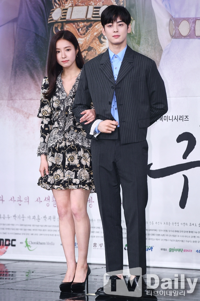 Shin Se-kyung Cha Jung Eun-woo of the new cadet Na Hae-ryung mentioned each others breathing.On the afternoon of the 17th, MBCs new tree drama Na Hae-ryung (playplayplayed by Kim Ho-soo and directed by Kang Il-soo) was presented at MBC Golden Mouse Hall in Sangam-dong, Mapo-gu, Seoul.Kang Il-soo PD, Shin Se-kyung Cha Jung Eun-woo Park Ki-woong Lee Ji-hoon Park Ji-hyun attended and talked about the work.Na Hae-ryung is a fiction drama about the first problematic Ada Lovelace of Joseon and the full romance of Prince Lee Lim with the reversed mother solo.This Ada Lovelace, which was treated as a freak in the 19th century, is a fiction drama that plants precious seeds of change against the old truth that men and women are unusual and there is a good place in their identity.After JTBC Solomon Perjury, Kim Ho-soo and Kang Il-soo PD add expectations to their work.Shin Se-kyung plays the main character Na Hae-ryung, and the group Astro Cha Jung Eun-woo plays the role of Daewon Daegun Lee.Park Ki-woong plays the crown prince Lee Jin, Lee Ji-hoon plays the fellow officer, the seven-piece Bonggyo Min Woo-won, and the new actor Park Ji-hyun plays the daughter of the court, Kwon Ji Ada Lovelace,Shin Se-kyung Cha Jung Eun-woo was the first to breathe through this work. (Shin Se-kyung) I feel that my sister cares about me, and Im learning a lot.I think that it is always a good idea to play the role of Na Hae-ryung Cha Jung Eun-woo is famous for his so-called face genius. He boasts a small face and a clear face that he jokes that the woman idol is the most wary person.Shin Se-kyung, who was caught on a screen with Jung Eun-woo, mentioned actor Im Soo-hyang, saying, My close friend shot the previous work together.Shin Se-kyung said, (to Im Soo-hyang) I heard the story of my sister-in-law, and I was put down my external greed.I do not want to put my mind down, and I am more comfortable to put my mind down. Na Hae-ryung will be broadcasted at 8:55 pm on the evening of the day.
