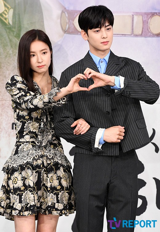 Actor Shin Se-kyung, the group Astro Jung Eun-woo attended the MBC tree mini series Na Hae-ryung (Kang Il-soo, directed by Han Hyun-hee, directed by Kim Ho-soo) at the MBC building in Sangam-dong, Mapo-gu, Seoul on the afternoon of the 17th.Shin Se-kyung, Astros tea Jung Eun-woo, Park Ki-woong, Lee Ji-hoon, and Park Ji-hyun will appear on the 17th as a drama depicting the first problematic first lady of Joseon, Na Hae-ryung, and the Phil full romance of Prince Lee Rim.