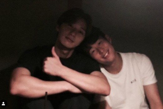Soccer player Son Heung-min fired his best Actor Park Seo-joon.Son Heung-min posted a picture on his 17th day with an article entitled Coming Soon # Lion # Park Seo-joon on his instagram.In the photo, Son Heung-min is with Park Seo-joon. Son Heung-min leans on Parks shoulder and shows off his friendship with him.This is the support of Park Seo-joon, who is about to release the movie Lion. Park Seo-joons Lion will be released on the 31st.