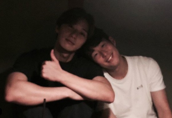 Soccer player Son Heung-min has released a warm-hearted authentication shot with Actor Park Seo-joon.Son Heung-min posted a picture on his instagram account on the 17th with an article entitled Coming Soon # Lion # Park Seo Jun.In the open photo, Son Heung-min is leaning on Park Seo-joons shoulder and looking at the camera, and the two Hunnam visuals, which stand out in the dark, catch his eye.In particular, Son Heung-min showed a warm friendship by supporting the movie Lion starring Park Seo-joon.Meanwhile, Son Heung-min is playing as a Tottenham Hotspur FC striker in England, and Park Seo-joon will appear in the movie Lion released on the 31st.Photo: Son Heung-min Instagram