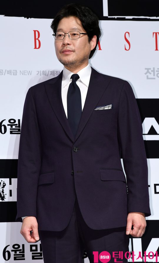 Actor Yoo Jae-myung has been cast in the main character of JTBCs new gilt drama Itaewon Klath.Itaewon Klath is a work based on the next webtoon of the same name, which depicts the hip rebellion of youths who are united in an unreasonable world, stubbornness and passengerhood.Their entrepreneurial myths are unfolding in the small streets of Itaewon, which seem to have compressed the world, chasing freedom with their own values.Yoo Jae-myung is the role of Jang Dae-hee, chairman of Jangga, a large food service industry company, and shows a unique transformation of acting.Jang Dae-hee, who has overcome his turbulent childhood and is a monster in the food service industry, is the owner of an intense Javiris charisma that can make everyone shrink in a word.It is expected to create a tension that is at the center of the drama by spreading a hot confrontation with Park Sae-roi (Park Seo-joon), who was entangled by his sons accident in the past.Yoo Jae-myung has led the drama as a leading actor through TVN drama Secret Forest and JTBC Life.In the TVN drama Confession, he played the role of the main character, Ki Chun-ho, and expressed his commitment and enthusiasm of the criminal detective detective, proving the power of the actor who believes and sees.In the new starring film Itaewon Klath, Yoo Jae-myungs style predicts the birth of a previous-class character that will create a unique mature acting process, expecting different charisma and intense force release.
