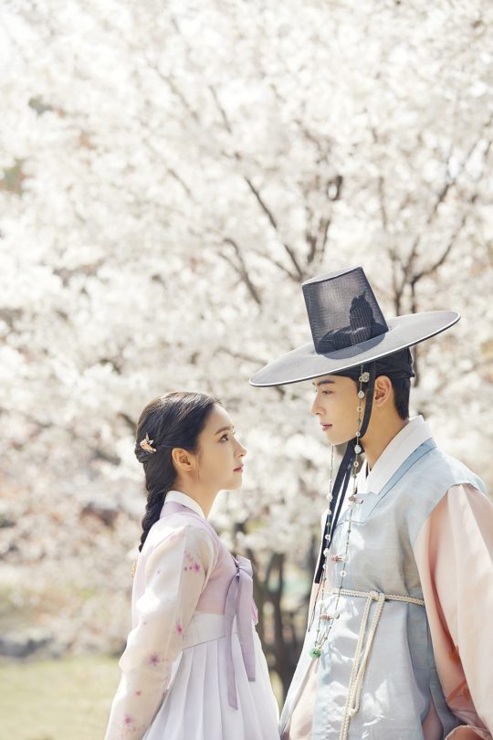 MBC drama New Entrepreneur Koo Hae-ryeong took first place in the topical index of the tree drama category.According to Good Data Corporation data, a TV topic analysis agency released on the 18th, MBCs new employee Gu Hae-ryeong ranked first in the topic as soon as it appeared in the house theater with a market share of 38.2%.This is overwhelming compared to TVNs WWW (27.4%) which already has a viewing audience, as well as KBSs Justice (16.2%) and SBSs Doctor Detective (7.9%) which were simultaneously launched on the same day.This figure of New Entrepreneur Koo Hae-ryeong is the highest among the first broadcast topics of MBCs drama this year.It added more meaning to the prospect of a hot wind in the future.In addition, Cha Eun-woo and Shin Se-kyung, the two main characters of the new employee, also ranked first and second in the netizens best interest issue, proving their ratings and high topicality with their first broadcast alone.The Saving the New Entrance Officer is a fiction drama that planted precious seeds called change against the old truth that men and women are distinguished in the background of the 19th century Joseon Dynasty, and the identity of the identity is a ghost. It is a full romance annals of Phil in the o.In particular, Shin Se-kyung, a historical drama goddess who has introduced independent female characters with charms such as pale colors for each work she chooses, has made an ideal impression by Park Ki-woong, who has shown her strong impression by showing her first lady Gu Hae-ryeong of Joseon Dynasty, Cha Eun-woo, who has grown up as a leading actor, The prince who dreams of on Dynasty is taking charge of the drama.