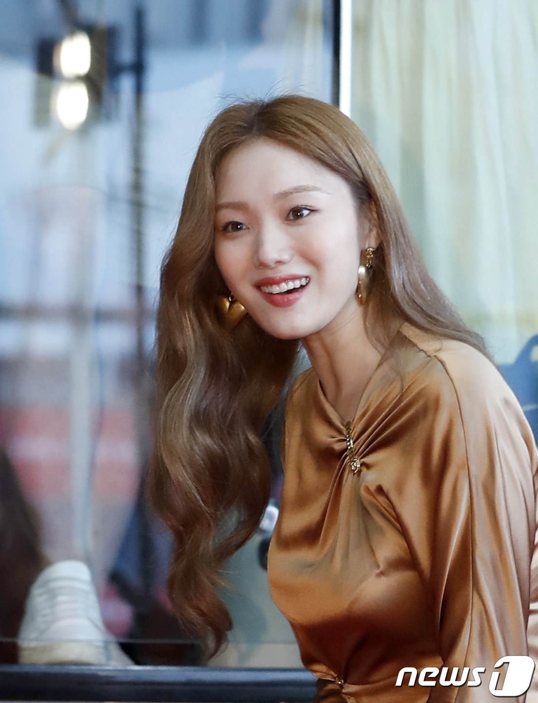 Seoul=) = Actor Lee Sung-kyung attends the 24th 2019 Film Festival red carpet event at COEX, Samseong-dong, Seoul Gangnam District, on the afternoon of the 18th.2019.7.18