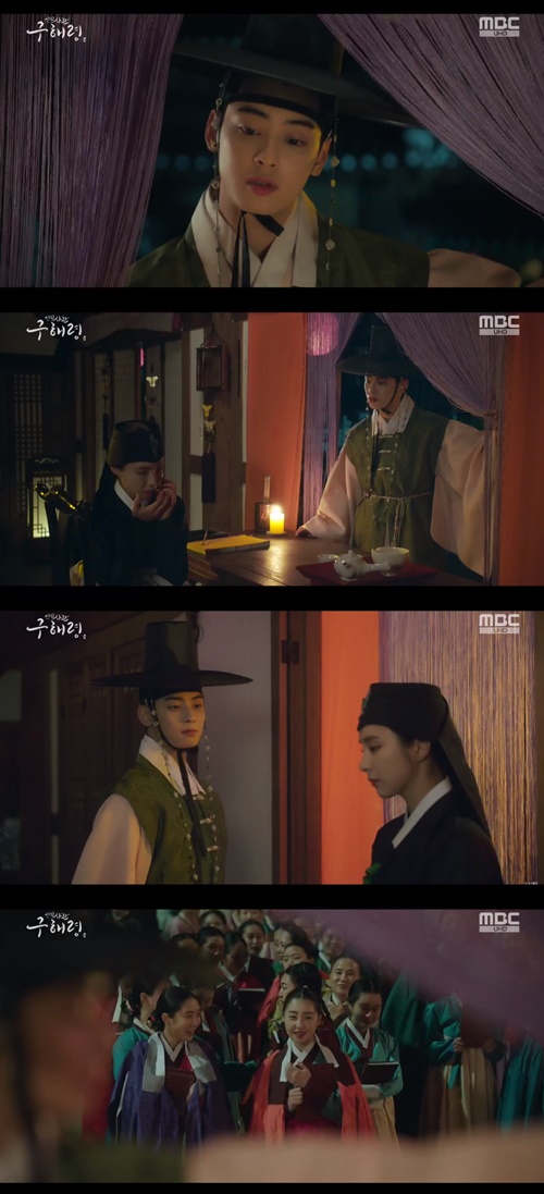 New officer Koo Hae-ryeong Shin Se-kyoung apologised for posing as Cha Eun-woo.In the New Entrance Officer Gu Hae-ryong broadcast on the 18th, the appearance of Gu Hae-ryong (Shin Se-kyoung) posing as a Cha Eun-woo was broadcast to Plum readers.Irim noticed that Koo Hae-ryeong had done his job; Irim told Koo Hae-ryeong, So was you without a pout; youre a fraud who makes money by pretending to be Plum.I was a Plum person when I took Plum side, said Gu Hae-ryong, and Irim raised his voice saying, What is so dignified about the subject of fraud?I am not the only one to be sorry, I looked at the readers who came to see Plum. Irim told the rescuer, Their hearts are the truth.I can not play with the money, he said. I am not Plum, but I pretended to be Plum and deceived you. I am sorry.The real Plum teacher is coming, he said.On the other hand, New Entrepreneur Koo Hae-ryong is broadcast every Wednesday and Thursday at 8:55 pm.Photo MBC broadcast screen capture
