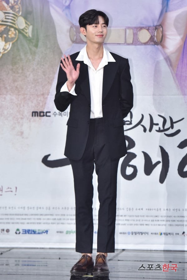Lee Ji-hoon is attending the MBC drama New Entrepreneur Koo Hae-ryong production presentation held at MBC Gold Mouse Hall in Sangam-dong, Mapo-gu, Seoul on the afternoon of the 17th.The New Entrepreneur Gu Hae-ryeong is the first problematic first lady (Shin Se-kyoung) of Joseon and the full romance of Phil by Prince Irim (Cha Eun-woo) of the anti-war mother Solo.Shin Se-kyung, Cha Eun-woo, Park Ki-woong, Lee Ji-hoon and Park Ji-hyun will appear. The first broadcast at 8:55 p.m. on the 17th.