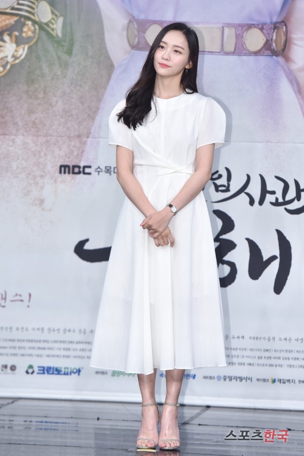 Park Ji-hyun is attending the MBC Drama New Entrepreneur Koo Hae-ryong production presentation held at MBC Gold Mouse Hall in Sangam-dong, Mapo-gu, Seoul on the afternoon of the 17th.The New Entrepreneur Gu Hae-ryeong is the first problematic first lady (Shin Se-kyung) of Joseon and the Phil full romance annals of Prince Irim (Cha Eun-woo) of the anti-war Motae Solo.Shin Se-kyung, Cha Eun-woo, Park Ki-woong, Lee Ji-hoon, and Park Ji-hyun will appear. The first broadcast will be held at 8:55 p.m. on the 17th.