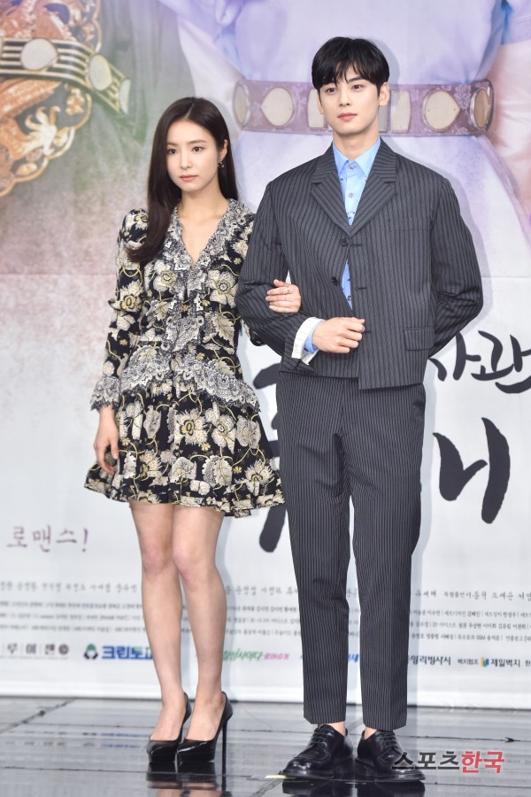 Shin Se Kyung and Cha Eun-woo are attending the MBC drama New Entrepreneur Koo Hae-ryong production presentation held at MBC Gold Mouse Hall in Sangam-dong, Mapo-gu, Seoul on the afternoon of the 17th.The New Entrepreneur Gu Hae-ryeong is the first problematic first lady (Shin Se-kyung) of Joseon and the Phil full romance annals of Prince Irim (Cha Eun-woo) of the anti-war Motae Solo.Shin Se-kyung, Cha Eun-woo, Park Ki-woong, Lee Ji-hoon, and Park Ji-hyun will appear. The first broadcast will be held at 8:55 p.m. on the 17th.