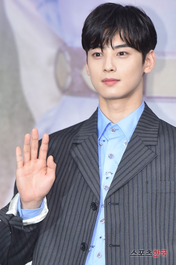 Cha Eun-woo is attending the MBC drama New Entrepreneur Koo Hae-ryong production presentation held at MBC Gold Mouse Hall in Sangam-dong, Mapo-gu, Seoul on the afternoon of the 17th.The New Entrepreneur Gu Hae-ryeong is the first problematic first lady (Shin Se-kyoung) of Joseon and the full romance of Phil by Prince Irim (Cha Eun-woo) of the anti-war mother Solo.Shin Se-kyung, Cha Eun-woo, Park Ki-woong, Lee Ji-hoon and Park Ji-hyun will appear. The first broadcast at 8:55 p.m. on the 17th.