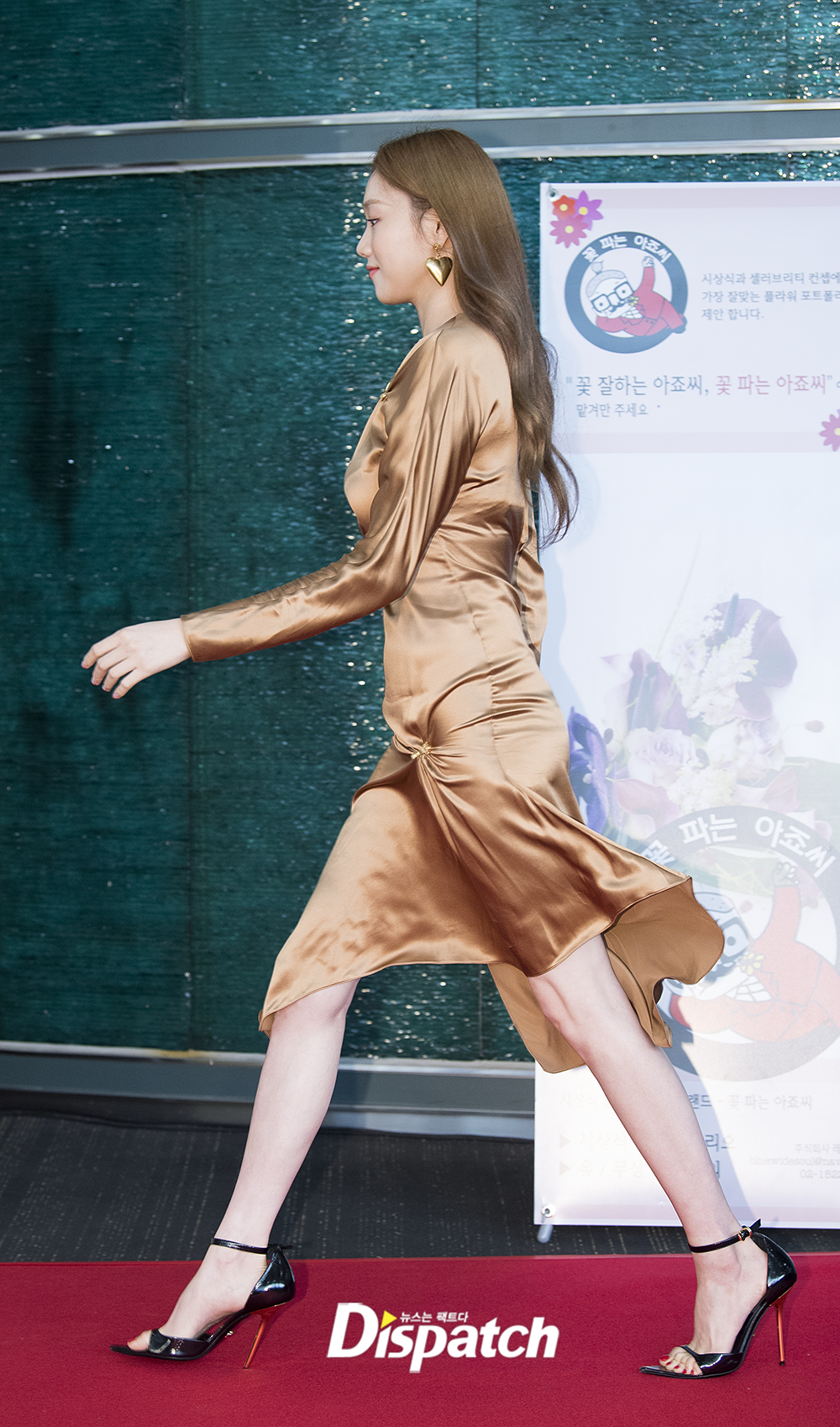 The 24th Chunsa Film Festival was held at the COEX Convention & Exhibition Center in Samseong-dong, Seoul on the afternoon of the 18th.Lee Sung-kyung caught the eye with a perfect walk from Red Carpet; a confident catwalk that showed a model-born look.perfect walkingPose is confidence.fascinating brownize