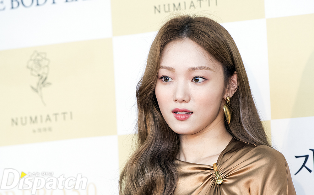 The 24th Chunsa Film Festival was held at the COEX Convention & Exhibition Center in Samseong-dong, Seoul on the afternoon of the 18th.Lee Sung-kyung caught the eye with a perfect walk from Red Carpet; a confident catwalk that showed a model-born look.perfect walkingPose is confidence.fascinating brownize