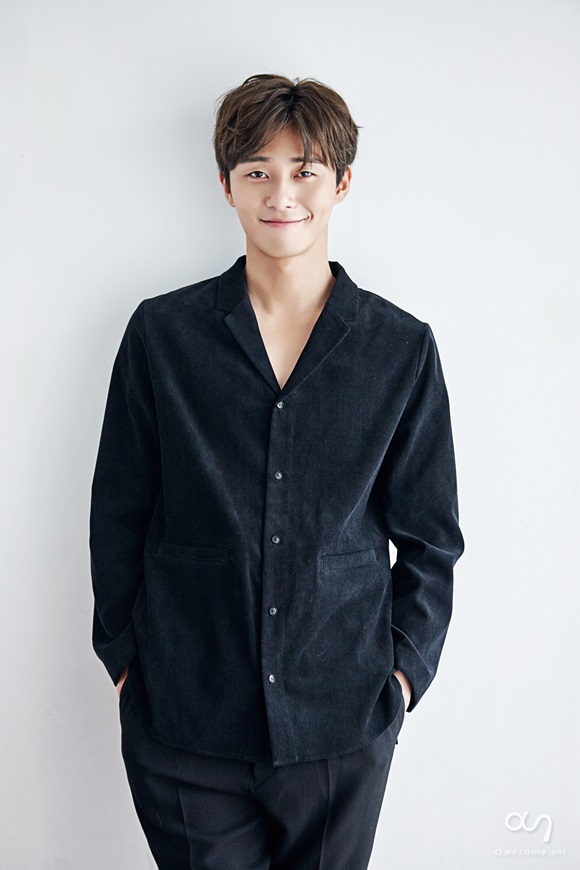 Actor Park Seo-joon will appear in ItaeOne Clath.Awesome ENT, a subsidiary company, announced on the 18th that Park Seo-joon has confirmed his appearance in JTBCs new gilt drama ItaeOne Clath (playplayplay by Cho Kwang-jin/director Kim Sung-yoon).Park Seo-joon plays Park Sae-roi, a straight-line young man who does not compromise injustice in the play.ItaeOne Clath is a drama depicting the rebellion of youths who are united in an unreasonable world, stubbornness and popularity.Park Seo-joons Park Sae-roi is a person who starts a new dream challenge on the streets of ItaeOne, who entered with anger that does not disappear.Through the charm of Park Sae-roi, who is more confident and full of excitement than anyone else, he will convey pleasant fun, impression and thrilling catharsis.Park Seo-joon said, Park is a good person who strives every moment while keeping his conviction.I wanted to challenge it because it is a burden because it is considered as a life character of many people who have seen the original work, but I wanted to challenge it because it is such an attractive person. I expect that the challenges and growth of various characters appearing in ItaeOne Clath will get a lot of sympathy and support from viewers.ItaeOne Clath, starring Park Seo-joon, Kim Dae-mi and Yoo Jae-myeong, will be broadcasted first following JTBCs new gilt drama Chocolate.Photo: Awesome ENTY Provision