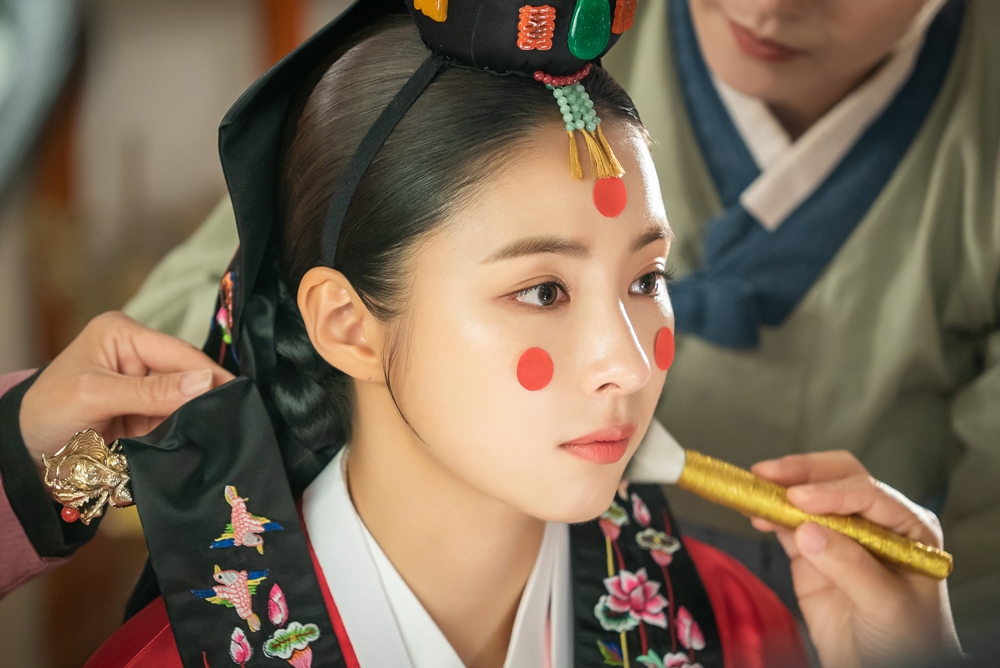 The wedding ceremony of the new employee, Na Hae-ryung, Shin Se-kyung, will be held.She was in the midst of preparing for the wedding ceremony, and she was caught on the wall with only her feet on it.MBC drama Na Hae-ryung (played by Kim Ho-su / directed by Kang Il-su, Han Hyun-hee / produced Green Snake Media) released a steel featuring the appearance of Koo Na Hae-ryung (Shin Se-kyung), who is trying to make an Esapce ahead of the wedding ceremony on the 18th.Na Hae-ryung, starring Shin Se-kyung, Cha Eun-woo, and Park Ki-woong, is the first problematic first lady () of Joseon and the full-length romance of Phil by Prince Lee Rim (Cha Eun-woo), the anti-war mother.Lee Ji-hoon, Park Ji-hyun and other young actors, Kim Ji-jin, Kim Min-sang, Choi Duk-moon, and Sung Ji-ru.In the photo, Na Hae-ryung, who is dressed as a bride, was shown.Na Hae-ryung, who finished the new bride visual with a patriarchy and traditional wedding dress, is dressed with a soulless look rather than a happy smile.Na Hae-ryung is then moving in secret with the help of the somatoma Sulgeum (brewed mother).Her head is sneaking out of the back door, not the wedding ceremony, and she wonders what the two are up to.Especially, Na Hae-ryung, who threw off his wedding dress, is attracted to the attention because he is hesitant just before he jumps on the wall.She adds curiosity about why she is trying to get out of the wedding ceremony and what she is hesitating about.Finally, the wedding ceremony, which became a mess, is open to the public.Lee Seung-hoon (Seo Young-joo), who wore a private mother and wore a blue wedding dress, and Koo Jae-kyung (Fairy Hwan), the brother of Na Hae-ryung, are both shocked and unable to speak.Na Hae-ryung, said Na Hae-ryung, is going to have a lifetime of Esapce Operations ahead of the wedding ceremony.I hope you can check on the show today (on the 18th) to see if her operations will succeed and what results will be.iMBC  Photos