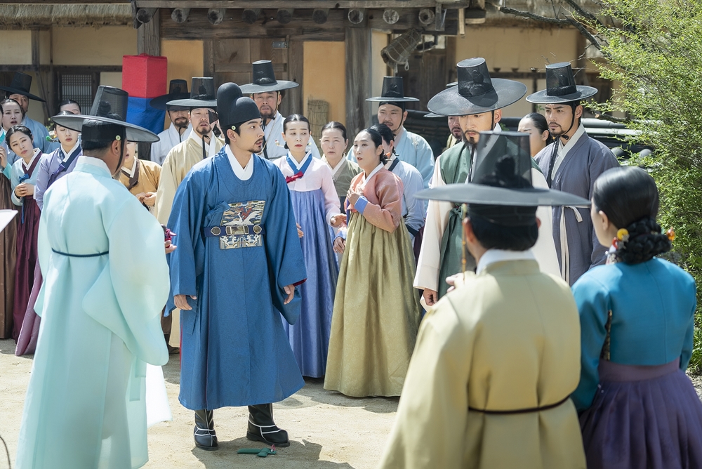 The wedding ceremony of the new employee, Na Hae-ryung, Shin Se-kyung, will be held.She was in the midst of preparing for the wedding ceremony, and she was caught on the wall with only her feet on it.MBC drama Na Hae-ryung (played by Kim Ho-su / directed by Kang Il-su, Han Hyun-hee / produced Green Snake Media) released a steel featuring the appearance of Koo Na Hae-ryung (Shin Se-kyung), who is trying to make an Esapce ahead of the wedding ceremony on the 18th.Na Hae-ryung, starring Shin Se-kyung, Cha Eun-woo, and Park Ki-woong, is the first problematic first lady () of Joseon and the full-length romance of Phil by Prince Lee Rim (Cha Eun-woo), the anti-war mother.Lee Ji-hoon, Park Ji-hyun and other young actors, Kim Ji-jin, Kim Min-sang, Choi Duk-moon, and Sung Ji-ru.In the photo, Na Hae-ryung, who is dressed as a bride, was shown.Na Hae-ryung, who finished the new bride visual with a patriarchy and traditional wedding dress, is dressed with a soulless look rather than a happy smile.Na Hae-ryung is then moving in secret with the help of the somatoma Sulgeum (brewed mother).Her head is sneaking out of the back door, not the wedding ceremony, and she wonders what the two are up to.Especially, Na Hae-ryung, who threw off his wedding dress, is attracted to the attention because he is hesitant just before he jumps on the wall.She adds curiosity about why she is trying to get out of the wedding ceremony and what she is hesitating about.Finally, the wedding ceremony, which became a mess, is open to the public.Lee Seung-hoon (Seo Young-joo), who wore a private mother and wore a blue wedding dress, and Koo Jae-kyung (Fairy Hwan), the brother of Na Hae-ryung, are both shocked and unable to speak.Na Hae-ryung, said Na Hae-ryung, is going to have a lifetime of Esapce Operations ahead of the wedding ceremony.I hope you can check on the show today (on the 18th) to see if her operations will succeed and what results will be.iMBC  Photos