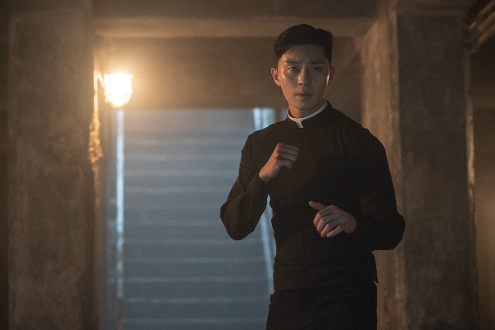 The Lion is a film about the story of martial arts champion Yonghu (Park Seo-jun) meeting the Kuma priest Anshinbu (An Sung-ki) and confronting the powerful evil (), which has confused the world.Park Seo-joon is planning to shoot a woman this Summer with a warm-hearted priestly fashion.The priests uniforms will appear on screens and CRTs such as Black Priests and Hot Priests, and Park Seo-joon will once again create a craze in the Lion fashion.Yonghu, who wears a priests uniform to confront evil with the priests priest, captivates the audience with a fresh combination of martial arts champions and priests clothes that were not seen before.In particular, Park Seo-joon, who has caused a hot reaction from the preliminary audience just by wearing a priests uniform in a public trailer, will convey a new charm with masculinity and dark beauty that was not seen in the existing priests uniform.In addition, the priesthood in the movie doubles the detailed setting in the movie with the design differentiated from the actual priesthood suit, thereby enhancing the immersion of the drama.The Lion is scheduled to open on the 31st.