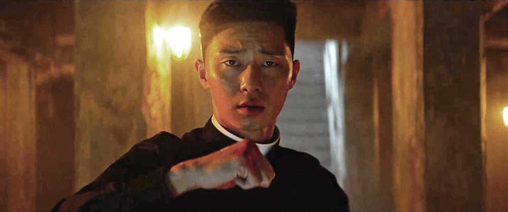 The Lion is a film about the story of martial arts champion Yonghu (Park Seo-jun) meeting the Kuma priest Anshinbu (An Sung-ki) and confronting the powerful evil (), which has confused the world.Park Seo-joon is planning to shoot a woman this Summer with a warm-hearted priestly fashion.The priests uniforms will appear on screens and CRTs such as Black Priests and Hot Priests, and Park Seo-joon will once again create a craze in the Lion fashion.Yonghu, who wears a priests uniform to confront evil with the priests priest, captivates the audience with a fresh combination of martial arts champions and priests clothes that were not seen before.In particular, Park Seo-joon, who has caused a hot reaction from the preliminary audience just by wearing a priests uniform in a public trailer, will convey a new charm with masculinity and dark beauty that was not seen in the existing priests uniform.In addition, the priesthood in the movie doubles the detailed setting in the movie with the design differentiated from the actual priesthood suit, thereby enhancing the immersion of the drama.The Lion is scheduled to open on the 31st.