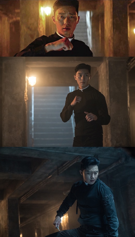 Actor Park Seo-joon showed off his warm-hearted priesthood in the movie Lion.The Lion is a film about the story of martial arts champion Yonghu (Park Seo-jun) meeting the Kuma priest Anshinbu (An Sung-ki) and confronting the powerful evil (), which has confused the world.Park Seo-joon is planning to shoot a woman in a warm-hearted priests fashion, while she is considered to be the most anticipated work of the summer.In the meantime, priests have appeared on screens and CRTs such as Black Priests and Hot Blood Priests. In Lion, Park Seo-joon once again creates a craze with a unique priests fashion.In the play, Park Seo-joon will wear a priests uniform to confront evil with the Kuma priest Anshinbu, and it is expected to capture the audience with a fresh combination of martial arts champion and priests uniform that was not seen before.In fact, Park Seo-joon in the still released conveys a new charm with masculine beauty and dark beauty that could not be seen in the existing priests clothes.In addition, the priesthood in the movie doubles the detailed setting of the movie with the design differentiated from the actual priesthood clothes, thereby enhancing the immersion of the drama.The Lion is scheduled to open on the 31st.