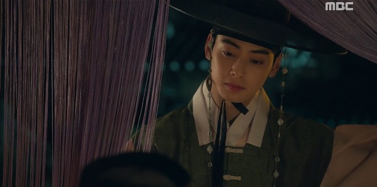 A comic-like pleasant atmosphere that fits the fantasy-like setting of a female officer in the Joseon Dynasty filled the beginning of the new officer Rookie Historian Goo Hae-ryung.StoryThe first meeting between Rookie Historian Goo Hae-ryung (Shin Se-kyung) and Dowon Daegun Irim (Cha Eun-woo) was drawn.Rookie Historian Goo Hae-ryung, who works as a bookkeeper to read books to the ladies and girls, and Irim, who is secretly a romance novel writer, first met in the bookstore, and Rookie Historian Goo Hae-ryung started his villainous performance by criticizing his novel contents.At the end of the broadcast, Rookie Historian Goo Hae-ryung was caught impersonating Lee Lims pseudonym plum, raising expectations of how the relationship would change afterwards.First room up & downUP: Rookie Historian Goo Hae-ryung, a fantasy-like setting, imprinted the charm of romance drama with a pleasant and bright atmosphere.In particular, Rookie Historian Goo Hae-ryung, who will become a female officer, seems to be a self-reliant man, but he was interested in his unforgettable personality.Rookie Historian Goo Hae-ryung, an old maid who was bored in the brides class, showed interest in the book by showing her tedious activities such as reading books to the ladies and girls every night.The reversal charm of Irim, who is wearing a love novel with the title of Dowon Daegun and the pen name plum, has further strengthened the cartoon-like atmosphere of the drama.The character full of personality helped to save the youthful atmosphere of romance drama.Shin Se-kyung properly expressed the character of Rookie Historian Goo Hae-ryung, armed with his unbearable dignity despite the pressure of an old maid.It blended modern tone appropriately, doubling the youthfulness of the character and melting harmoniously into the play.DOWN: Cha Eun-woo, the first to be a drama hero, has been a stumbling block to awkward acting.It was not enough to digest the dual aspect of the prince who devoted his passion to romance novel.It was not basic vocalization, so it did not give a sense of stability, and it was also lacking in the emotional part of serious worries about novel.At the end of the broadcast, Rookie Historian Goo Hae-ryung and novel began to get entangled with Lee.The key is what kind of chemistry Shin Se-kyung and Cha Eun-woo will be able to show in the romance.In addition, as the growth of Irim, which changes after meeting the real world, is also covered, the possibility of development of Cha Eun-woo is expected to play an important role.We have to wait to see if we can overcome the obstacle of awkward acting and create a melodramatic sensibility.Viewers eyesThere were viewers who were attracted to the delight of the novel fusion historical drama, but many point out Cha Eun-woos lack of acting skills.As Prince Irim meets the real world and grows, it is important how well he can melt into the drama.Possibility of box office successIt is good to enjoy lightly. As Justice and Doctor Detective are genres that contain heavy reality, there are genre differentiations.If the basic setting of romance genre and growth as a cadet is well combined, the narrative can become richer.