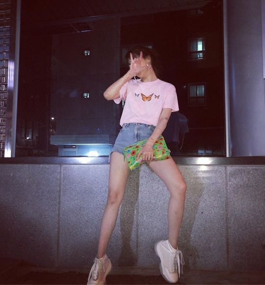 Hyuna has also styled out ordinary everyday fashion.Singer Hyona posted several photos on her Instagram on July 17.In the photo, Hyuna matched pink short-sleeved T-shirts, short blue jeans and sneakers.Its a normal fashion but Hyuna is sporting a doll-like beauty, slender figure and stylishness in a variety of poses.In particular, he tagged Boy Friend EDawn (Kim Hyo-jong) and announced that it was a photo taken by EDawn.minjee Lee