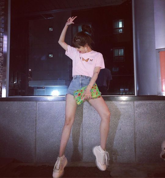 Hyuna has also styled out ordinary everyday fashion.Singer Hyona posted several photos on her Instagram on July 17.In the photo, Hyuna matched pink short-sleeved T-shirts, short blue jeans and sneakers.Its a normal fashion but Hyuna is sporting a doll-like beauty, slender figure and stylishness in a variety of poses.In particular, he tagged Boy Friend EDawn (Kim Hyo-jong) and announced that it was a photo taken by EDawn.minjee Lee