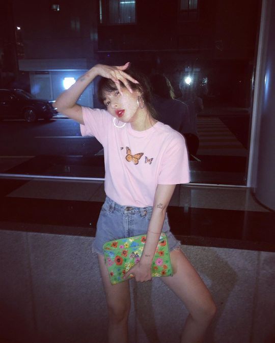 Hyuna has also styled out ordinary everyday fashion.Singer Hyona posted several photos on her Instagram on July 17.In the photo, Hyuna matched pink short-sleeved T-shirts, short blue jeans and sneakers.Its a normal fashion but Hyuna is sporting a doll-like beauty, slender figure and stylishness in a variety of poses.In particular, he tagged Boy Friend EDawn (Kim Hyo-jong) and announced that it was a photo taken by EDawn.minjee Lee