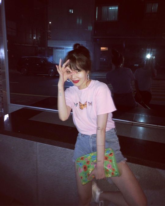 Hyuna has also styled out ordinary everyday fashion.Singer Hyona posted several photos on her Instagram on July 17.In the photo, Hyuna matched pink short-sleeved T-shirts, short blue jeans and sneakers.Its a normal fashion but Hyuna is sporting a doll-like beauty, slender figure and stylishness in a variety of poses.In particular, he tagged Boy Friend EDawn (Kim Hyo-jong) and announced that it was a photo taken by EDawn.minjee Lee