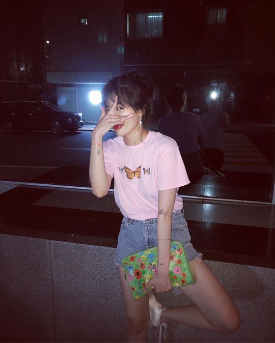 Hyuna has also styled out ordinary everyday fashion.Singer Hyona posted several photos on her Instagram on July 17.In the photo, Hyuna matched pink short-sleeved T-shirts, short blue jeans and sneakers.Its a normal fashion but Hyuna is sporting a doll-like beauty, slender figure and stylishness in a variety of poses.In particular, he tagged Boy Friend EDawn (Kim Hyo-jong) and announced that it was a photo taken by EDawn.minjee Lee
