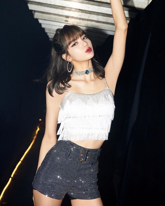 BLACKPINK Lisa flaunts glamorous Beautiful looksLisa posted several photos on her Instagram account on July 18.The photos were taken at the Thailand Impact Arena, where Lisa was attracted by her boasting of more beautiful looks in her hometown.emigration site
