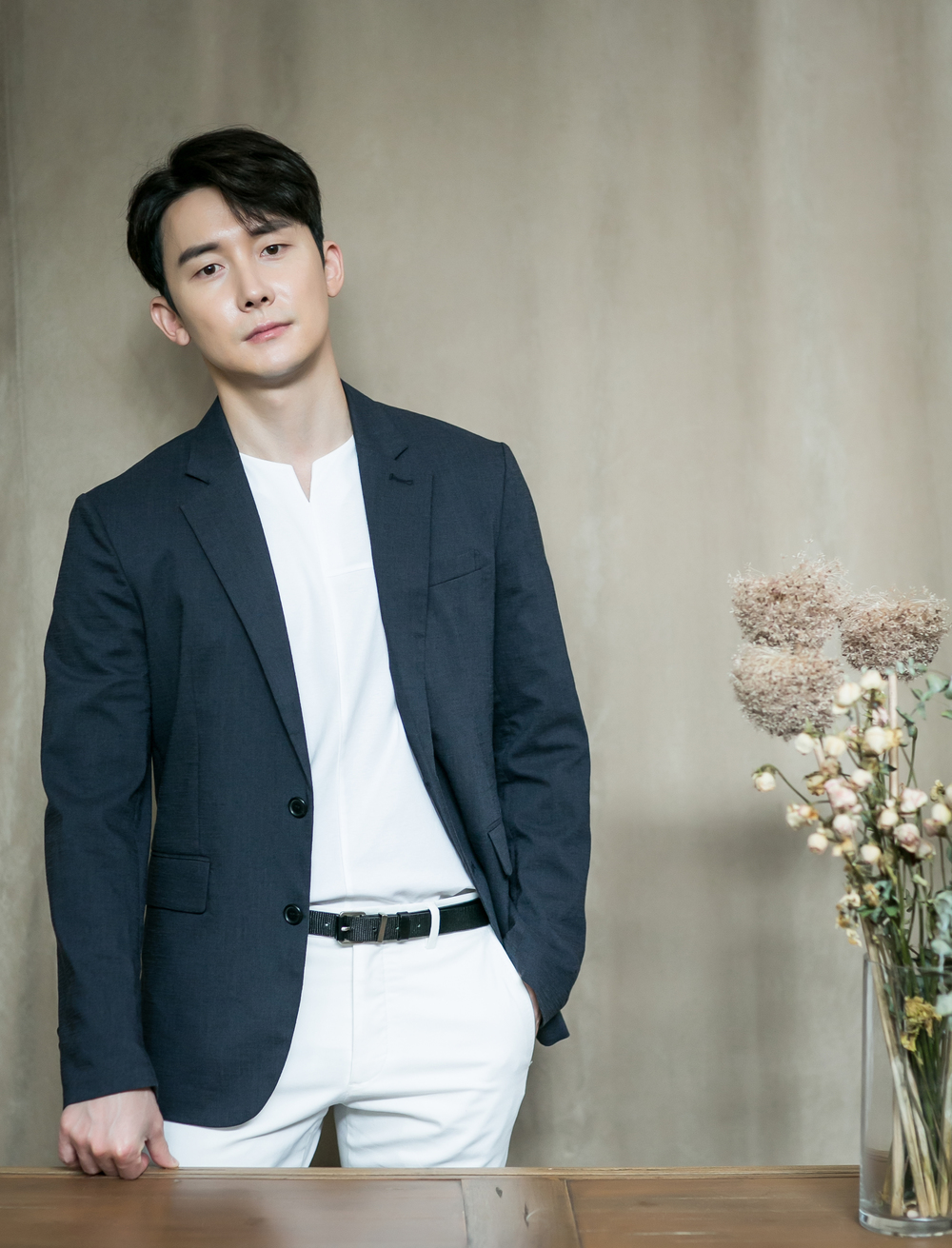 Kim Jun-han described Spring Night as courage and sick memories. Although he was able to fill a lot through his work, he was so sick playing Kwon Ki-seok.In the end, I finally separated from my long-time lover, but after the end, many people remained by Kim Jun-han.Actor Kim Joon-han played the role of Kwon Ki-seok as Old Boyfriend by Lee Jung-in (Han Ji-min) in the MBC drama Spring Night (playplayed by Kim Eun/directed Ahn Pan-seok), which recently ended.Kwon Ki-seok is a successful bank judge and manager who does not lose his coolness. He has lived a life close to perfection in a wealthy family.However, he tried to ignore the dangerous relationship caused by long-term love with Lee Jung-in, and he was strongly obsessed in the second half.In addition, Kwon Ki-seok has drawn a detailed aspect of real love with a confident figure who takes for granted the marriage with Lee Jung-in.It showed realistic encounters with a careless attitude that originated from long love and gave sympathy to viewers.Especially, Kim Jun-hans delicate acting, which changes every moment from expression, eyes, and tone, added to the immersion of the drama.Spring Night ended with a happy ending between Lee Jung-in and Yoo Ji-ho (Jeong Hae-in). But it wasnt a happy ending for Kwon Ki-seok.Kim Jun-han, who recently met, said, What was the ending of Kwon Ki-seok? Is not he going to live like that? If the pain is big, he will continue to cover the pain.I wonder if the stele was probably the same, he said.Its the life of Giseoki itself, and it seems that she has been covering the pain even in the processes of losing her mother early and living with her father, especially in the way that Giseok uses a lot of disregard.Im sorry that hes going to keep doing that, because hes trying to ignore the pain, and hes going to keep doing it.Kiseok is a person who lives in a very lonely place in the corner of his mind. But she was not lonely on the set. I got close to the Actors, Kim Jun-han said, (Han) Ji-min called her Jeong-in. She told me to make her comfortable because I was her brother.In fact, my sister is a top star in my position. At first, I felt like I was an entertainer.I got in the car together and talked a lot. I was comfortable with other Actors as well as me. I also praised Jeong Hae-in, who had once breathed through tvN sweet life. Kim Jun-han said, I talked with Hae-in a lot.Each of them gave ideas, coordinated together and made scenes. It was fun to act. In particular, Kim Jun-han expressed his deepest heart to director Ahn Pan-seok, saying, I am a bishop who really respects, appreciates and loves me. He is a director who cares so much about Actors and freely makes the scene.Kim Jun-han said, I was really grateful for the details, not the Actors, but the environment that let me come out.I asked if there is a desire to join the Anpanseok Division, he said, I told you I would be waiting. If there is anything right for me, will you contact me again?kim myeong-mi