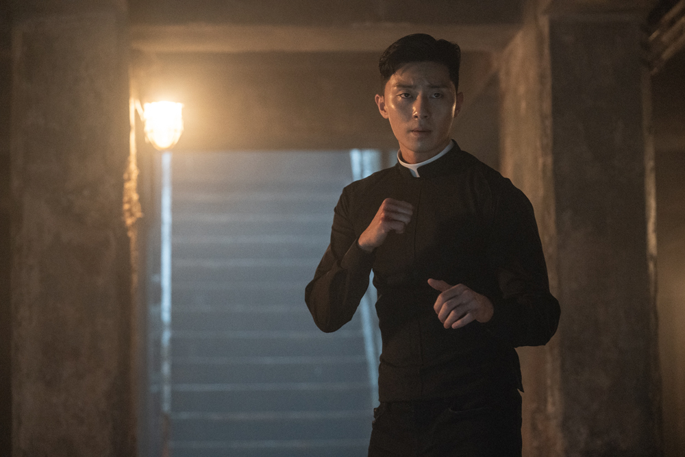 Park Seo-joon, the king of the Lion priests uniform, is coming.The movie The Lion (director Kim Joo-hwan) is a film about the story of martial arts champion Yonghu (Park Seo-joon) meeting the Kuma priest Anshinbu (Anseonggi) and confronting the powerful evil (), which has confused the world.The priests clothes will appear on screens and CRT TV TVs such as Black Priests and Hot Blood Priests, and Park Seo-joon will once again create a craze in the Lion fashion.Yonghu, who will wear a priests uniform to fight evil with the Kuma priest s safe lady, will capture the audience with a fresh combination of martial arts champion and priest s uniform that was not seen before.In particular, Park Seo-joon, who has caused an explosive reaction of the preliminary audience with the scene of intense action in the public trailer, will convey a new charm with the masculinity and dark beauty that was not seen in the existing priests clothes.In addition, the priesthood in the movie will double the detailed setting in the movie with the design differentiated from the actual priesthood clothes, thereby enhancing the immersion of the drama.pear hyo-ju