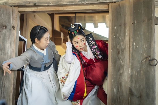 The wedding ceremony of the new employee, Na Hae-ryung, Shin Se-kyung, will be held.She was in the midst of preparing for the wedding ceremony, and she was caught on the wall with only her feet on it.The MBC drama Na Hae-ryung (played by Kim Ho-su / directed by Kang Il-su, Han Hyun-hee / produced Green Snake Media) released a steel featuring the appearance of Koo Na Hae-ryung (Shin Se-kyung), who is trying to make an Esapce ahead of the wedding ceremony on July 18.Na Hae-ryung, starring Shin Se-kyung, Cha Eun-woo, and Park Ki-woong, is the first problematic first lady () of Joseon and the full-length romance of Phil by Prince Lee Rim (Cha Eun-woo), the anti-war mother.Lee Ji-hoon, Park Ji-hyun and other young actors, Kim Ji-jin, Kim Min-sang, Choi Duk-moon, and Sung Ji-ru.In the photo, Na Hae-ryung, who is dressed as a bride, was shown.Na Hae-ryung, who finished the new bride visual with a patriarchy and traditional wedding dress, is dressed with a soulless look rather than a happy smile.Na Hae-ryung is then moving in secret with the help of the somatoma Sulgeum (brewed mother).Her head is sneaking out of the back door, not the wedding ceremony, and she wonders what the two are up to.Especially, Na Hae-ryung, who threw off his wedding dress, is attracted to the attention because he is hesitant just before he jumps on the wall.She adds curiosity about why she is trying to get out of the wedding ceremony and what she is hesitating about.Finally, the wedding ceremony, which became a mess, is open to the public.Lee Seung-hoon (Seo Young-joo), who wore a private mother and wore a blue wedding dress, and Koo Jae-kyung (Fairy Hwan), the brother of Na Hae-ryung, are both shocked and unable to speak.kim myeong-mi