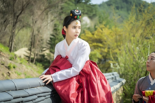 The wedding ceremony of the new employee, Na Hae-ryung, Shin Se-kyung, will be held.She was in the midst of preparing for the wedding ceremony, and she was caught on the wall with only her feet on it.The MBC drama Na Hae-ryung (played by Kim Ho-su / directed by Kang Il-su, Han Hyun-hee / produced Green Snake Media) released a steel featuring the appearance of Koo Na Hae-ryung (Shin Se-kyung), who is trying to make an Esapce ahead of the wedding ceremony on July 18.Na Hae-ryung, starring Shin Se-kyung, Cha Eun-woo, and Park Ki-woong, is the first problematic first lady () of Joseon and the full-length romance of Phil by Prince Lee Rim (Cha Eun-woo), the anti-war mother.Lee Ji-hoon, Park Ji-hyun and other young actors, Kim Ji-jin, Kim Min-sang, Choi Duk-moon, and Sung Ji-ru.In the photo, Na Hae-ryung, who is dressed as a bride, was shown.Na Hae-ryung, who finished the new bride visual with a patriarchy and traditional wedding dress, is dressed with a soulless look rather than a happy smile.Na Hae-ryung is then moving in secret with the help of the somatoma Sulgeum (brewed mother).Her head is sneaking out of the back door, not the wedding ceremony, and she wonders what the two are up to.Especially, Na Hae-ryung, who threw off his wedding dress, is attracted to the attention because he is hesitant just before he jumps on the wall.She adds curiosity about why she is trying to get out of the wedding ceremony and what she is hesitating about.Finally, the wedding ceremony, which became a mess, is open to the public.Lee Seung-hoon (Seo Young-joo), who wore a private mother and wore a blue wedding dress, and Koo Jae-kyung (Fairy Hwan), the brother of Na Hae-ryung, are both shocked and unable to speak.kim myeong-mi