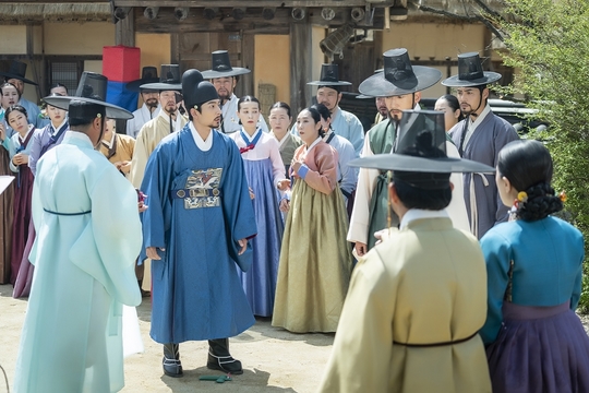 The wedding ceremony of the new employee, Na Hae-ryung, Shin Se-kyung, will be held.She was in the midst of preparing for the wedding ceremony, and she was caught on the wall with only her feet on it.The MBC drama Na Hae-ryung (played by Kim Ho-su / directed by Kang Il-su, Han Hyun-hee / produced Green Snake Media) released a steel featuring the appearance of Koo Na Hae-ryung (Shin Se-kyung), who is trying to make an Esapce ahead of the wedding ceremony on July 18.Na Hae-ryung, starring Shin Se-kyung, Cha Eun-woo, and Park Ki-woong, is the first problematic first lady () of Joseon and the full-length romance of Phil by Prince Lee Rim (Cha Eun-woo), the anti-war mother.Lee Ji-hoon, Park Ji-hyun and other young actors, Kim Ji-jin, Kim Min-sang, Choi Duk-moon, and Sung Ji-ru.In the photo, Na Hae-ryung, who is dressed as a bride, was shown.Na Hae-ryung, who finished the new bride visual with a patriarchy and traditional wedding dress, is dressed with a soulless look rather than a happy smile.Na Hae-ryung is then moving in secret with the help of the somatoma Sulgeum (brewed mother).Her head is sneaking out of the back door, not the wedding ceremony, and she wonders what the two are up to.Especially, Na Hae-ryung, who threw off his wedding dress, is attracted to the attention because he is hesitant just before he jumps on the wall.She adds curiosity about why she is trying to get out of the wedding ceremony and what she is hesitating about.Finally, the wedding ceremony, which became a mess, is open to the public.Lee Seung-hoon (Seo Young-joo), who wore a private mother and wore a blue wedding dress, and Koo Jae-kyung (Fairy Hwan), the brother of Na Hae-ryung, are both shocked and unable to speak.kim myeong-mi