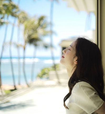 Group BLACKPINK JiSoo showed off its beautiful side.JiSoo posted a photo on his SNS on the afternoon of the 18th with an article called aloha.In the public photos, JiSoo boasted a clear eyeball against the background of wonderful nature.BLACKPINK, which JiSoo belongs to, has successfully completed its world tour and will tour the Tokyo Dome in December, the Kyocera Dome in Osaka in January next year, and the Yahoo Oak Dome in Fukuoka in February.