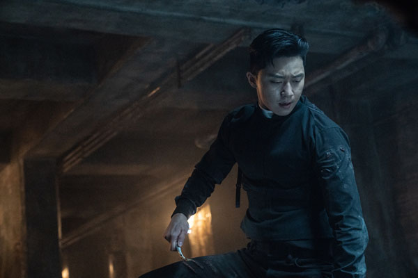 Park Seo-joon of the anticipated movie Lion, which will capture the audience with intense action attractions with Breathtaking development and fantasy, will capture the hearts of the audience with a special priests fashion.Is a film about the story of the martial arts champion Yonghu (Park Seo-joon) meeting the Kuma priest Ansinbu (An Sung-ki) and confronting the powerful evil (), which has confused the world.Park Seo-joon of the movie Lion, which is expected to add a combination of Korean national actors and young blood to Park Seo-joon, Ahn Sung-ki and Woo Do-hwan, will shoot a woman this Summer with a warm-hearted priests fashion.[The heat-blooded priest] and other priests clothes appeared on screens and CRTs to gather topics, and Park Seo-joon will once again create a craze with his extraordinary priests clothing fashion in The Lion.Yonghu, who will wear a priests uniform to fight evil with the Kuma priest s safe lady, will capture the audience with a fresh combination of martial arts champion and priest s uniform that was not seen before.In particular, Park Seo-joon, who has caused an explosive reaction of the preliminary audience with the scene of intense action in the public trailer, will convey a new charm with the masculinity and dark beauty that was not seen in the existing priests clothes.In addition, the priesthood in the movie will double the detailed setting in the movie with the design differentiated from the actual priesthood clothes, thereby enhancing the immersion of the drama.The movie Lion, which can confirm Park Seo-joon, who has perfected the priests clothes, will capture the theater this Summer with the intense acting transformation and explosive synergy of the actors.The 2019 best-anticipated movie Lion, which adds a combination of fresh stories and new materials surrounding powerful evil, differentiated action and attractions, is scheduled to open on July 31st.Park Seo-joon of the anticipated movie Lion, which will capture the audience with intense action attractions with Breathtaking development and fantasy, will capture the hearts of the audience with a special priests fashion.