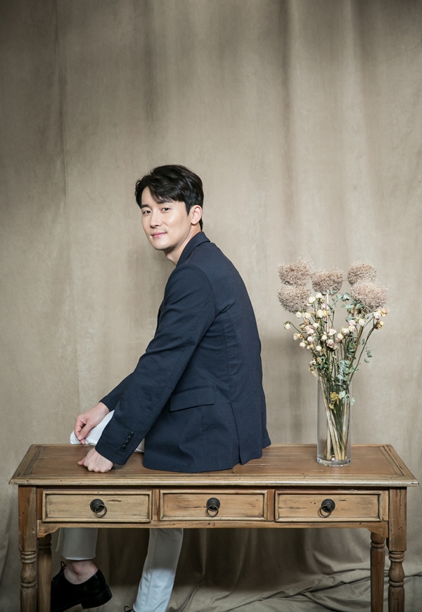 Actor Kim Jun-han challenged meloDrama through MBC Drama Spring Night, but unfortunately he did not show his acting to draw an al-Kon-Kon-Kon love line.In addition, the actor Han Ji-min was the actor, so there will be a regret about this.Im a meloDrama (laughing). I was in the center of the meloDrama, even though it was a catastrophe. It was fun. It was hard, but it was fun, including the hardship.Also (Han Ji-min) is a veteran, and he prepared well, so it was really easy to postpone.And I left that and I was a one-year-old sister, and when I came out as my brother, I told him to speak comfortably, so I made it easier to talk all the time.Kwon Ki-seok, played by Kim Jun-han in this Drama, is a person who constantly talked about marriage. Did Kim Jun-han change his thoughts about marriage when he filmed this Drama?Its like a Drama that shows a lot of things that you shouldnt marry (laughs), and I thought you should never do that, and so did love, and that was a study.Until now, I have shown various aspects in the Drama, but maybe I did not feel like there was a character that could get a glimpse of Kim Jun-hans real appearance through the Drama.Kim Jun-han said, I want to try various (acting) and I have been doing it so far, but I wonder if I can show you various aspects.I want to do something, but I wonder how you will look at me, and I wonder if the directors are casting me because they see my possibilities.What possibilities will you find me—What other works can I meet with Kim Jun-han? He has been playing various characters and wondered what new characters he would feel excited about.He said he wanted to worry about it with his spare time, and made him expect the next work.I think Im greedy. I think Im a lot of things. I hope its a character with a human face, but its not necessarily a good person.I think the Spring night is also a human being. I think humans are gray. I think they are attractive.I think I want to work on such a work because I have a lot of works dealing with such a person these days, and I want to work on it.Im not going to be impatient, and Im going to spare the next one. Would you mind if I offered you a proposal?