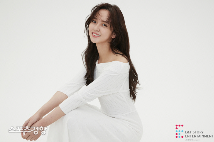 Actor Kim So-hyun caught his eye with a deeper atmosphere through his newly released profile photo.On the 18th, Kim So-hyuns agency E&T STORY Entertainment released a new profile photo of Kim So-hyun, who revealed the appearance of an atmosphere goddess by crossing the allure and innocence in the public photos.He had a white dress, and a bright smile and a natural atmosphere that gave him his own lovely charm, and he caught his eye with a clear eye and a deep atmosphere.In addition, the picture with the trench coat added smoky makeup that emphasizes the eyes and a delightful atmosphere, and showed mature charm by wearing a black jumpsuit.The newly released profile Image has a different charm of Kim So-hyun, who has been difficult to meet anywhere in the meantime, so I expected future activities.Kim So-hyuns behind-the-scenes video will be released through the official V-live channel of E & T STORY, a subsidiary company.Kim is about to broadcast KBS2 <Mungdujeon> and Netflix original drama <I like it if I like it>.