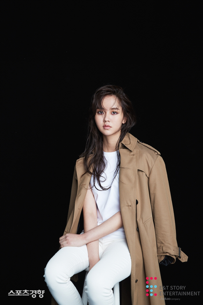 Actor Kim So-hyun caught his eye with a deeper atmosphere through his newly released profile photo.On the 18th, Kim So-hyuns agency E&T STORY Entertainment released a new profile photo of Kim So-hyun, who revealed the appearance of an atmosphere goddess by crossing the allure and innocence in the public photos.He had a white dress, and a bright smile and a natural atmosphere that gave him his own lovely charm, and he caught his eye with a clear eye and a deep atmosphere.In addition, the picture with the trench coat added smoky makeup that emphasizes the eyes and a delightful atmosphere, and showed mature charm by wearing a black jumpsuit.The newly released profile Image has a different charm of Kim So-hyun, who has been difficult to meet anywhere in the meantime, so I expected future activities.Kim So-hyuns behind-the-scenes video will be released through the official V-live channel of E & T STORY, a subsidiary company.Kim is about to broadcast KBS2 <Mungdujeon> and Netflix original drama <I like it if I like it>.