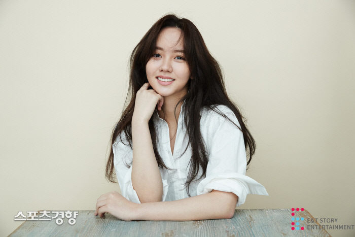 Actor Kim So-hyun caught his eye with a deeper atmosphere through his newly released profile photo.On the 18th, Kim So-hyuns agency E&T STORY Entertainment released a new profile photo of Kim So-hyun, who revealed the appearance of an atmosphere goddess by crossing the allure and innocence in the public photos.He had a white dress, and a bright smile and a natural atmosphere that gave him his own lovely charm, and he caught his eye with a clear eye and a deep atmosphere.In addition, the picture with the trench coat added smoky makeup that emphasizes the eyes and a delightful atmosphere, and showed mature charm by wearing a black jumpsuit.The newly released profile Image has a different charm of Kim So-hyun, who has been difficult to meet anywhere in the meantime, so I expected future activities.Kim So-hyuns behind-the-scenes video will be released through the official V-live channel of E & T STORY, a subsidiary company.Kim is about to broadcast KBS2 <Mungdujeon> and Netflix original drama <I like it if I like it>.