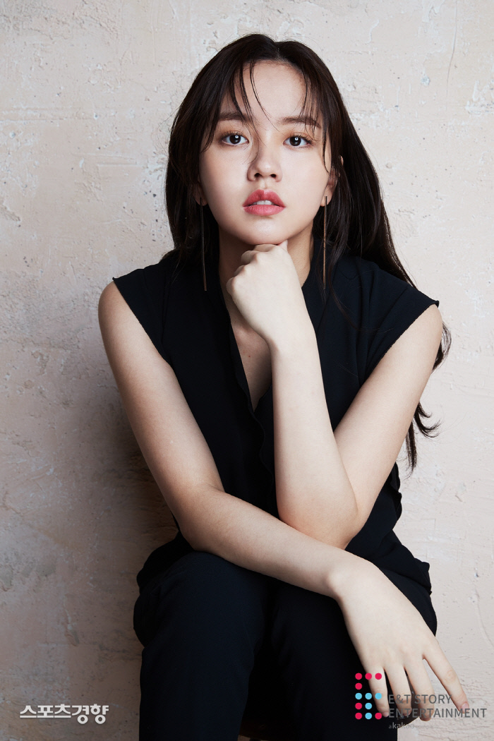 Actor Kim So-hyun caught his eye with a deeper atmosphere through his newly released profile photo.On the 18th, Kim So-hyuns agency E&T STORY Entertainment released a new profile photo of Kim So-hyun, who revealed the appearance of an atmosphere goddess by crossing the allure and innocence in the public photos.He had a white dress, and a bright smile and a natural atmosphere that gave him his own lovely charm, and he caught his eye with a clear eye and a deep atmosphere.In addition, the picture with the trench coat added smoky makeup that emphasizes the eyes and a delightful atmosphere, and showed mature charm by wearing a black jumpsuit.The newly released profile Image has a different charm of Kim So-hyun, who has been difficult to meet anywhere in the meantime, so I expected future activities.Kim So-hyuns behind-the-scenes video will be released through the official V-live channel of E & T STORY, a subsidiary company.Kim is about to broadcast KBS2 <Mungdujeon> and Netflix original drama <I like it if I like it>.