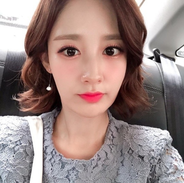 Park Yoo-ra Announcer, a sister of group EXO member Chanyeol, has released the latest news.On the 18th, Park Yu-ra Announcer posted photos on his instagram with an article entitled The Way to the Event Hall. My husband likes youthful head.In the open photo, Park Yu-ra is staring at the camera with a bright makeup.Park Yu-ra recently released YTN.