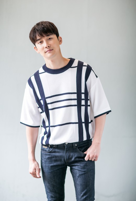 Actor Kim Joon Han said he had married while filming MBC spring night.Kim Joonhan played the successful bank review and director Kwon Gi-seok in the recent Spring Night; Kwon Gi-seok has continued his precarious relationship with Lee Jung-in (Han Ji-min).Kwon Ki-seok, who thought he would marry, did not accept Lee Jung-ins farewell notice.In an interview after the end of the drama, Kim Joonhan said of the story of the drama, It is my standard melody, although it is going to be a catastrophic catastrophe.I think I was standing at the center of the melody, and it was hard but fun. How was his breathing with Meloquin Han Ji-min? Kim Joonhan said, It was easy to postpone because he was a veteran and prepared well.I was originally a one-year-old sister, and I told her to come out as a brother and tell her to talk. I was very happy to talk about acting with Jeong Hae-in.In particular, Kwon Ki-seok gave Lee Jung-ins new love, Yo Ji-Ho (Jeong Hae-in), a useless pride.The weakness of Yo Ji-Ho is a single daddy, and he gossiped, and informed Lees parents to ask for a farewell.Kim Joonhan performed a vile and sultry performance of Kwon Ki-seok, especially Kim Joonhan, who expressed Kwon Ki-seoks duality with a smile and a smile.Kim Joonhan said, I thought it was a hide from fear or misgivings.I think I show I can afford while laughing and ignoring the words when I see the shoes of Ji Ho (Jung Hae-in) and know that they were shoes at the officetel.The truth is that it is a concealment. The script also has a smile. The writer wanted to talk about it.It seems that the tendency to solve the problem in other ways is expressed as such. Spring Night is a Drama that makes you think about the meaning of marriage. Kim Joon has become more thoughtful as he plays.I think its Drama who showed me what I shouldnt have been married to, he said.But anyway, I am not the kind of person to marry because I am like a steward. I think marriage is something I can do if I want to.I dont think we can do it because we have to get married. I dont think we have to. Thats the opposite of the stewardship.As for his last love, he said, I have been over a year and I do not feel very old.I think that if I meet a good relationship, I will be natural (love and marriage), and I do not intentionally lock it up, he said. The pattern of life itself is a difficult pattern to meet someone.I like friends, I like to practice acting, he added.Above all, Kim Joonhan likes to meet with friends and talk speak.There are many things about chatting, but it seems to be good to go out in a slightly discussion way and say, This seems like this.If there is a part to fix the smoke, it will help to fix it if you have time to take it out and worry about it. He said, I can talk all day if I leave it in front of rice. He acknowledged that he was a two-much talker and laughed.Kim Joonhan has frequent actors Friends, among them the phonograph that appeared in The Fever Priest.Kim Joonhan explained, I have lived with my brother Moon Seok for about three years. They have a lot of acting greed, so they play each other and play a lot of wheat.There is a space where actors as well as brothers use it like azit. When I was in spring night, my brothers and sisters helped me a lot.I do not think I would have done this without them. 