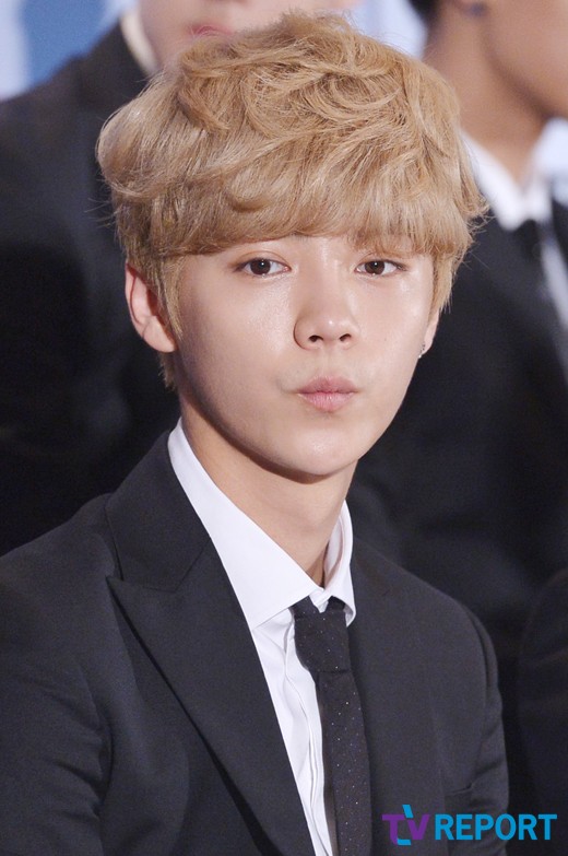 Lu Han, from EXO, was married and won a Defamation trial over rumors that he had a child.On the 18th, China Sina Entertainment reported that the Peoples Court of Chaoyang-gu, Beijing, announced the Lu Han and the first civil judgment of the Defamation of the Cultural Dissemination of the Huangqing Aochang Culture.According to this, on October 11, 2017, Zhuhai Hengcheng Aochang Cultural Transmission Co., Ltd. shared a sentence saying Lu Han has a child with a secret marriage through the official account of WeChat, a messenger service, and Lu Han sued it.The court ordered the defendant to delete the sentence at trial and to publish an apology for Lu Han on the WeChat account in operation.In addition, it ruled that the compensation for economic damages caused by the Defamation should be 80,000 yuan (13.73 million won).On the other hand, Lu Han, who is working as an actor, singer, and entertainer after leaving EXO, is in public devotion with actor Kwan Hyo-dong, who is 6 years younger.