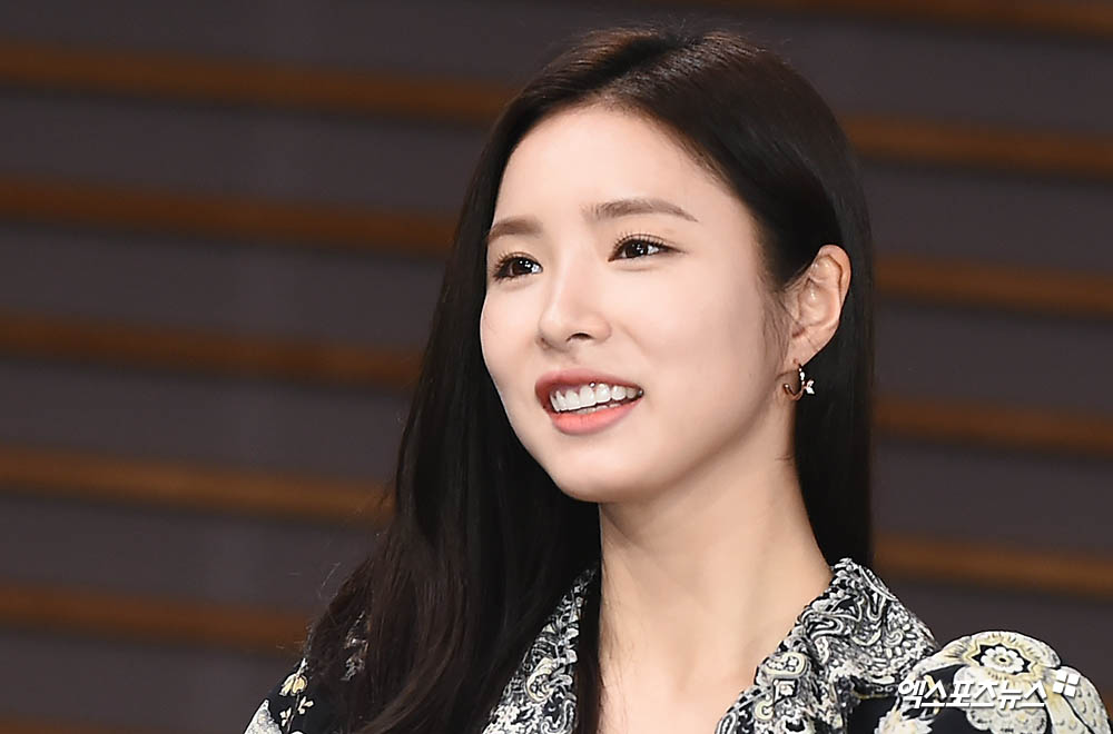 Actor Shin Se-kyung, who attended the production presentation of the drama New Entrepreneur Koo Hae-ryong held at MBC in Sangam-dong, Seoul on the afternoon of the 17th, has a question and answer time.